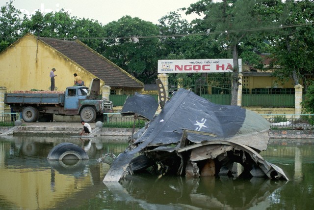 Xác chiếc máy bay B-52 của không quân Mỹ tại một ao làng ở làng Ngọc Hà, Hà Nội trong trận Điện Biên Phủ trên không cuối năm 1972. Ảnh. Steve Raymer/CORBIS.
